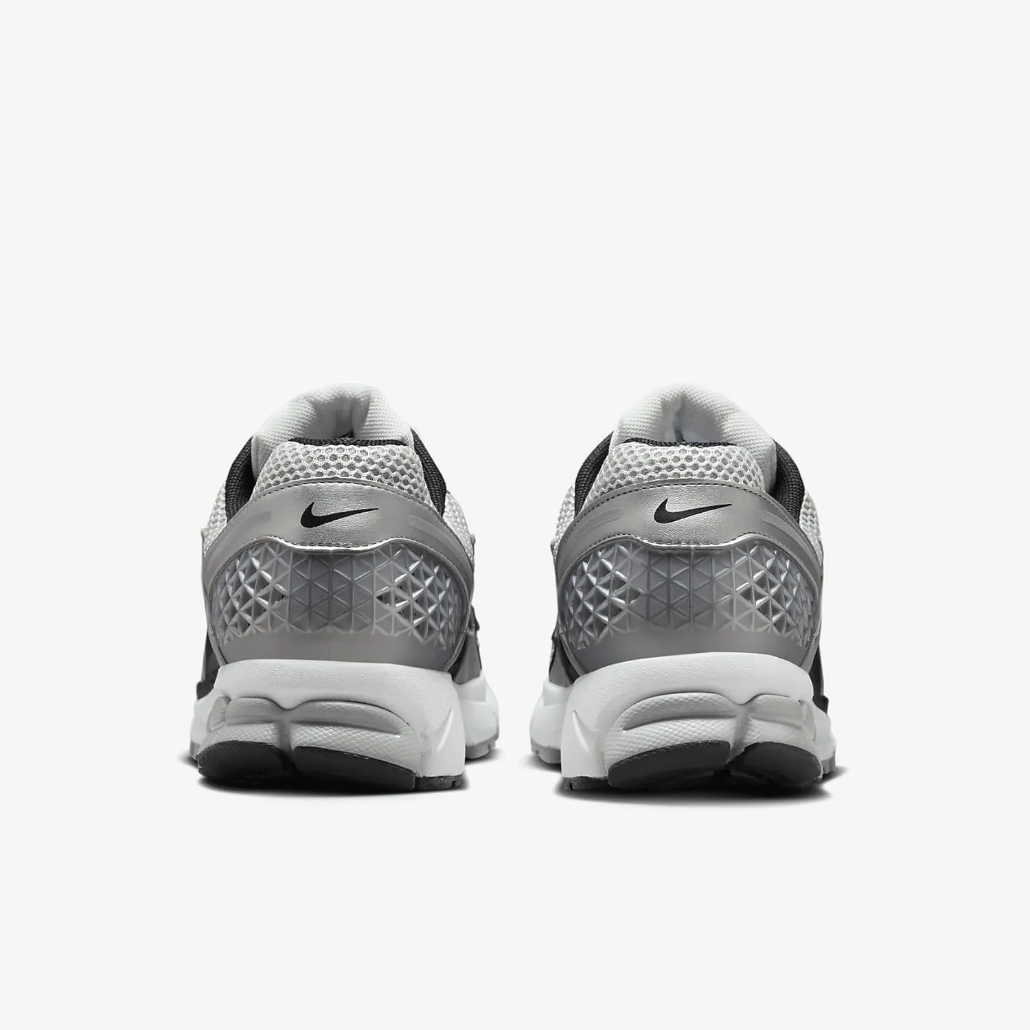 Nike Men's Zoom Vomero 5 Sneaker